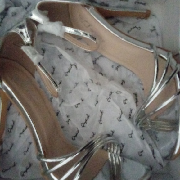 3 1/2 inch Silver heels - Picture 2 of 4